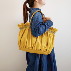 【大容量】スモッキング刺繍の大きなトートバッグ ｰCARRYiN mustard ｰ 8枚目の画像