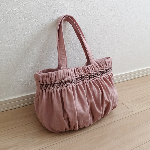 【A4ファイル対応】スモッキング刺繍の大きなトートバッグ ｰCARRYiN smokypink ｰ 7枚目の画像