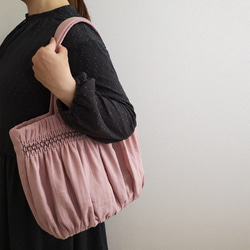 【A4ファイル対応】スモッキング刺繍の大きなトートバッグ ｰCARRYiN smokypink ｰ 8枚目の画像