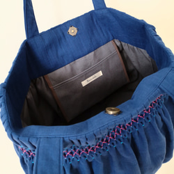 【専用ページ】スモッキング刺繍の大きなトートバッグ ｰCARRYiN blue ｰ 4枚目の画像