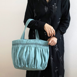 【A4ファイル対応】スモッキング刺繍の大きなトートバッグ ｰCARRYiN smokyblue ｰ 1枚目の画像