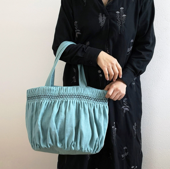 【A4ファイル対応】スモッキング刺繍の大きなトートバッグ ｰCARRYiN smokyblue ｰ 1枚目の画像