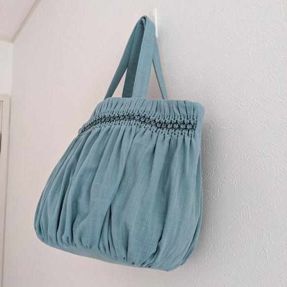 【A4ファイル対応】スモッキング刺繍の大きなトートバッグ ｰCARRYiN smokyblue ｰ 4枚目の画像