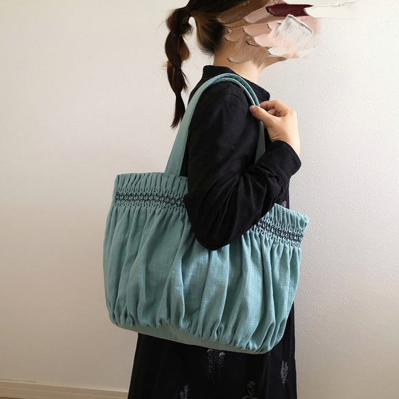 【A4ファイル対応】スモッキング刺繍の大きなトートバッグ ｰCARRYiN smokyblue ｰ 7枚目の画像