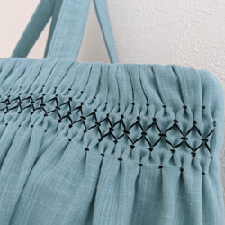 【A4ファイル対応】スモッキング刺繍の大きなトートバッグ ｰCARRYiN smokyblue ｰ 8枚目の画像