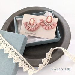 ナチュラルカラーの刺繍フリルイヤリング（powderpink） 5枚目の画像