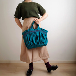 スモッキング刺繍の大きなトートバッグ ｰCARRYiN peekokgreenｰ 1枚目の画像
