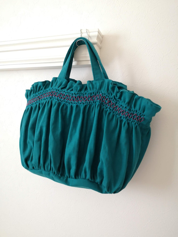 waka様専用　スモッキング刺繍の大きなトートバッグ ｰCARRYiN peekokgreenｰ 3枚目の画像
