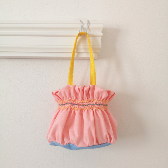 ふんわり小さなギャザーバッグ（サーモンピンク）− Fluffy small bag ｰ 6枚目の画像