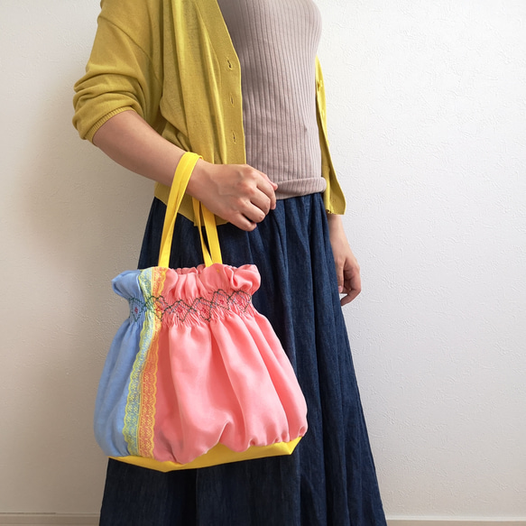 シャーベットカラーのふんわり切り替えギャザーバッグ（オレンジピンク）ｰ Fluffy smocking bag ｰ 2枚目の画像