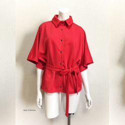 【1点もの・デザイン画付き】タイ付きゆったり着物袖ドットクールニット赤ブラウス（KOJI TOYODA） 4枚目の画像