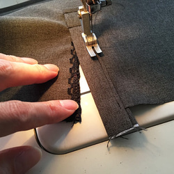 【1点もの・デザイン画付き】ベルト付きゴブラン織りアシメトリー切り替えシャツ型コートワンピース（KOJI TOYODA） 9枚目の画像
