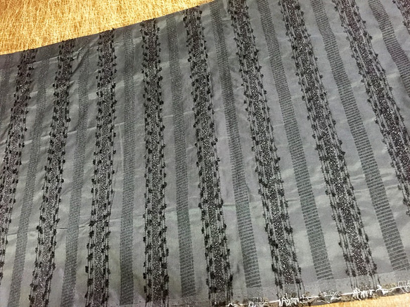 【1点もの・デザイン画付き】タイ付きブラック刺繍ストライプワンピース（KOJI TOYODA） 5枚目の画像