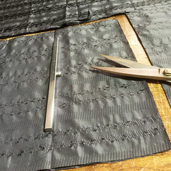 【1点もの・デザイン画付き】タイ付きブラック刺繍ストライプワンピース（KOJI TOYODA） 6枚目の画像