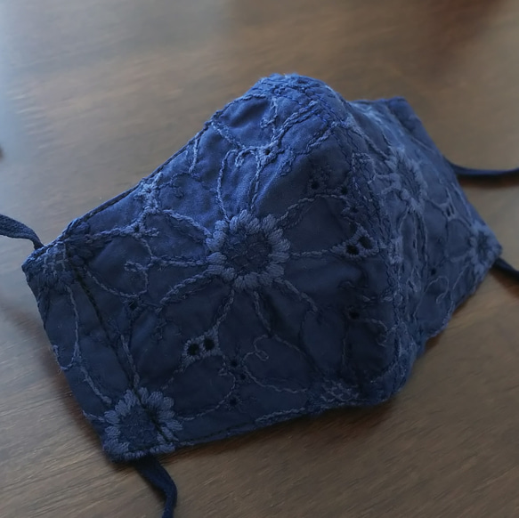 刺繍マーガレット紺 立体マスク(キッズ) 3枚目の画像