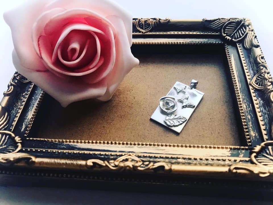シルバーペンダントトップ　薔薇　蝶　ペンダント