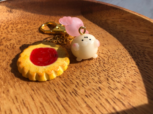 ぷっくりいちごジャムクッキーとうざらしのキーホルダー キーホルダー