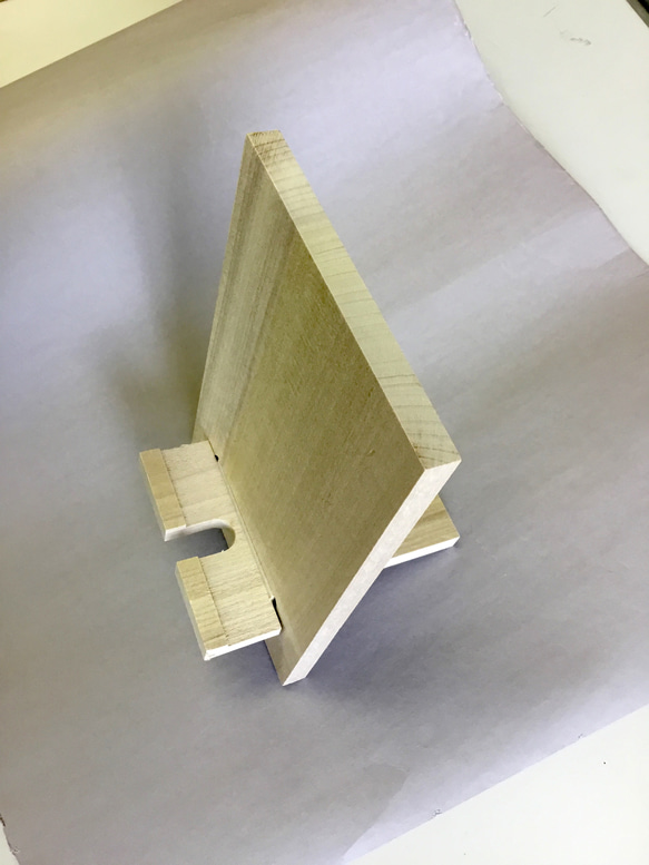 【天然木材使用】シンプル！木製スマホスタンド（U字溝） 1枚目の画像