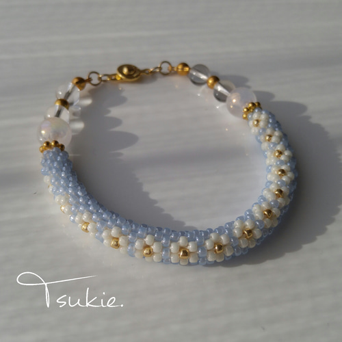 花模様ビーズクロッシェと天然石のブレスレット ブレスレット Tsukie
