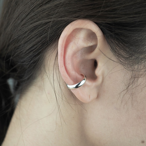 Silver Ear Cuff "Plain 001"(シルバー/イヤーカフ/ポリッシュ仕上げ/シンプル/上品/人気) 3枚目の画像