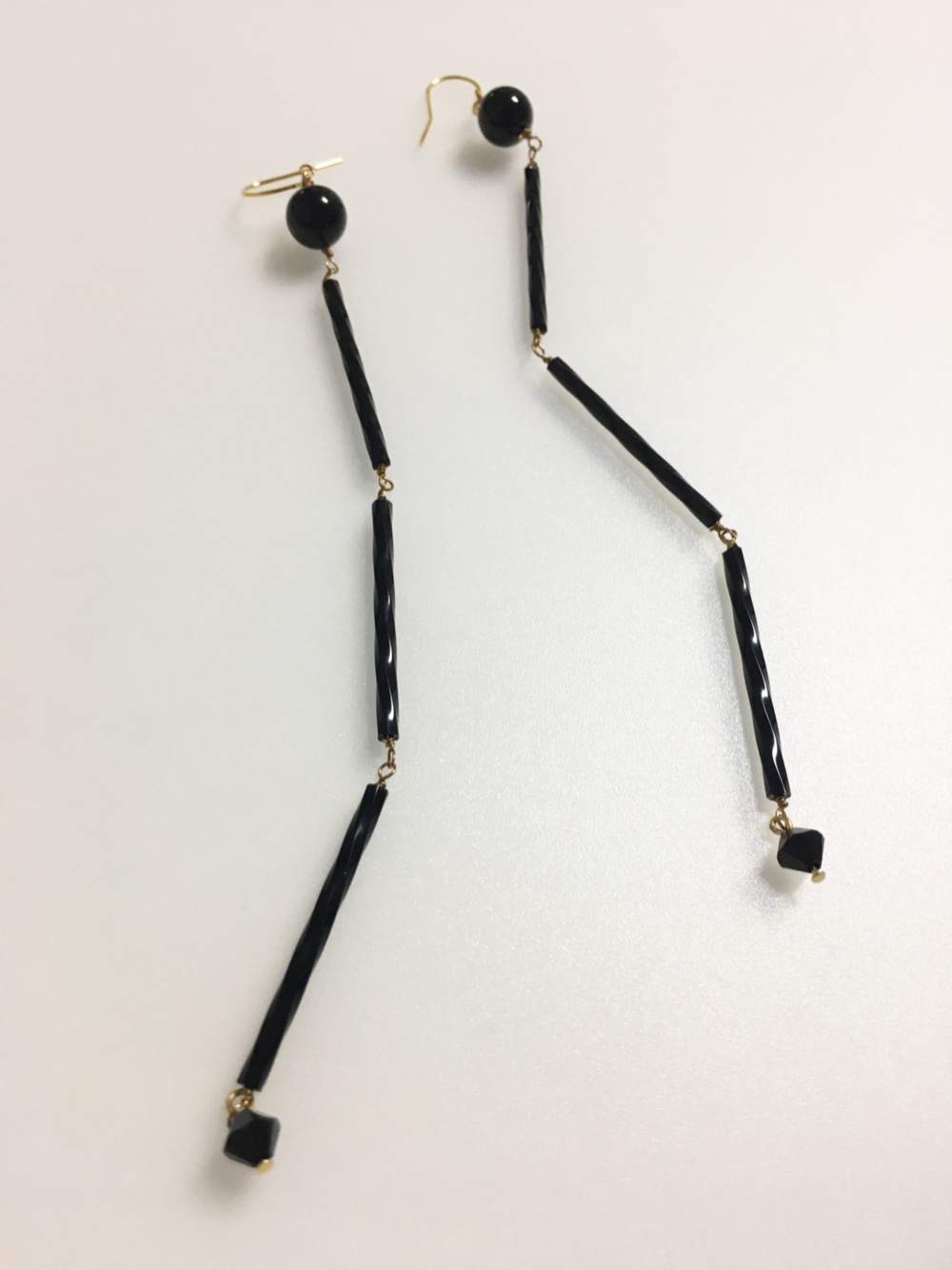 【CANDY (N): LONG EARRINGS】SWAROVSKIビーズのロングピアスが肩でロマンティックに揺れます