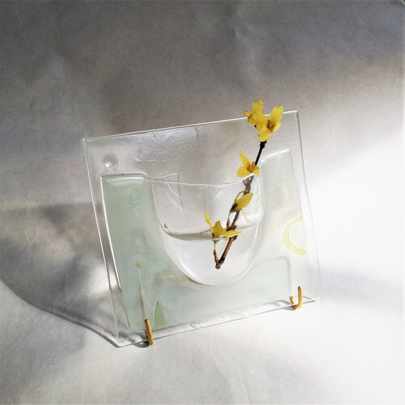 ドイツ製のガラス工芸品で、ハンドペイントまたはエナメル彩で花柄が描かれています カード型花入れ ガラス エナメル絵付け 卓上 一輪挿し・花瓶・花器