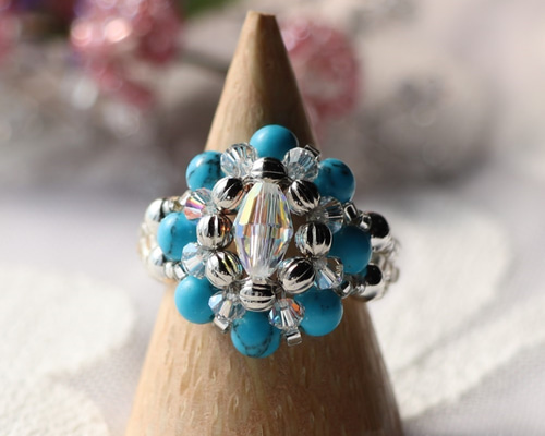 1点のみ 希少ターコイズ手彫りフラワーカービングピアスチャーム 1点のみ 希少ターコイズ手彫りフラワーカービングピアスチャーム