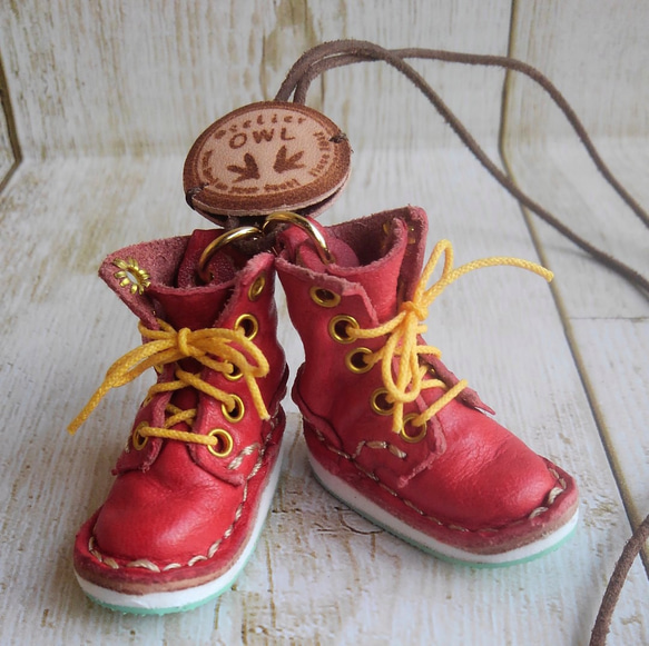 本革製ミニチュア靴【レースアップブーツ(赤)】ネックレス 1枚目の画像