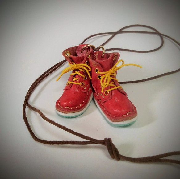 本革製ミニチュア靴【レースアップブーツ(赤)】ネックレス 5枚目の画像