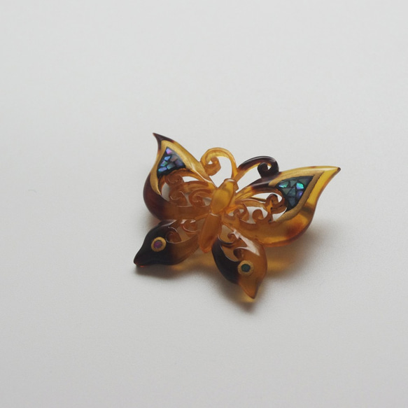べっ甲 螺鈿 ブローチ ヴィンテージリメイク】べっ甲螺鈿ブローチ butterfly ブローチ