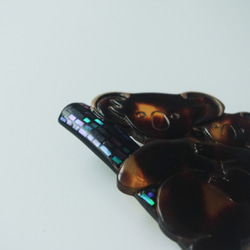 【ヴィンテージリメイク】親子コアラの鼈甲螺鈿ブローチ 3枚目の画像
