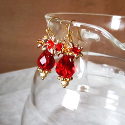 赤の花 雫の揺れるピアス/イヤリング ピアス（フック・チェーン