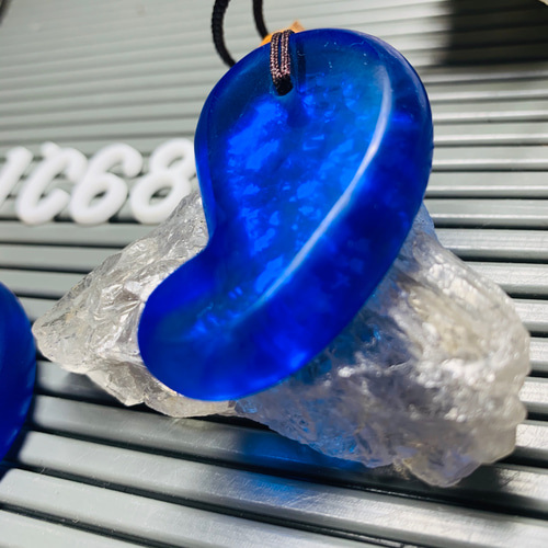 はま　超古代の記憶を持つ幻の水晶　ホワイトブルーウラルレムリアンの大勾玉 極上！虹の神殿！高波動ウラル産レムリアン水晶丸玉49mm【最高