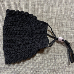 手編みマスクカバーブラックレース糸タッセル付き 1枚目の画像
