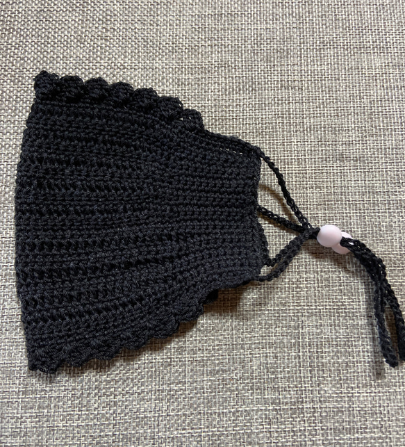 手編みマスクカバーブラックレース糸タッセル付き 1枚目の画像