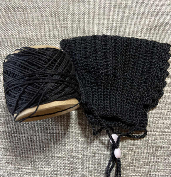 手編みマスクカバーブラックレース糸タッセル付き 3枚目の画像