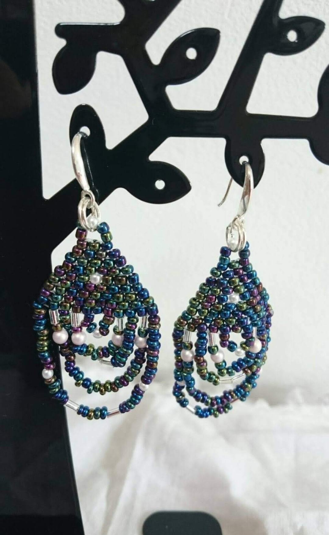 輝く深いブルーSacudir (揺れるブルービーズ)