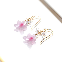 ツツジと雨雫のイヤリング・ピアス / 淡いピンク 2枚目の画像