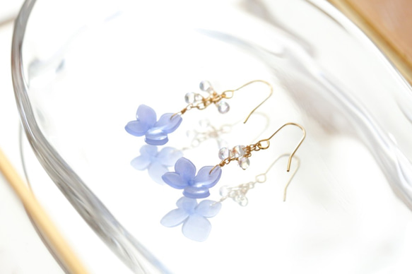 一輪の紫陽花と雨雫のイヤリング・ピアス / ブルー 2枚目の画像