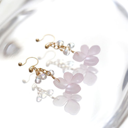 一輪の紫陽花と雨雫のイヤリング・ピアス / ピンク 3枚目の画像