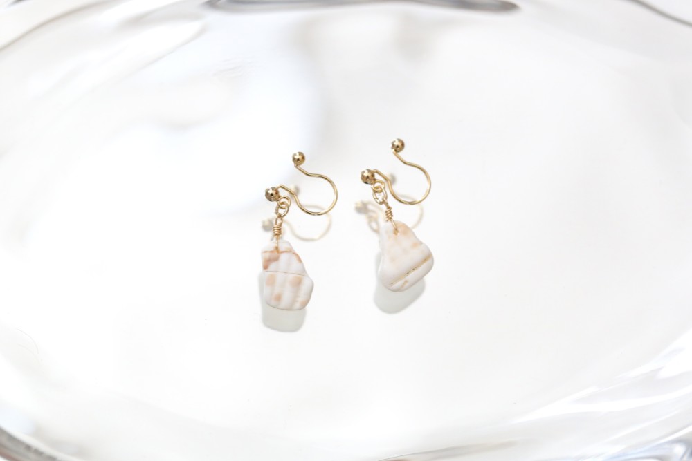波にみがかれた貝殻のかけら イヤリング・ピアス イヤリング