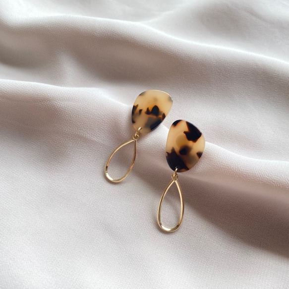 ベージュべっ甲としずくのピアス/イヤリング ピアス（スタッド・一粒 