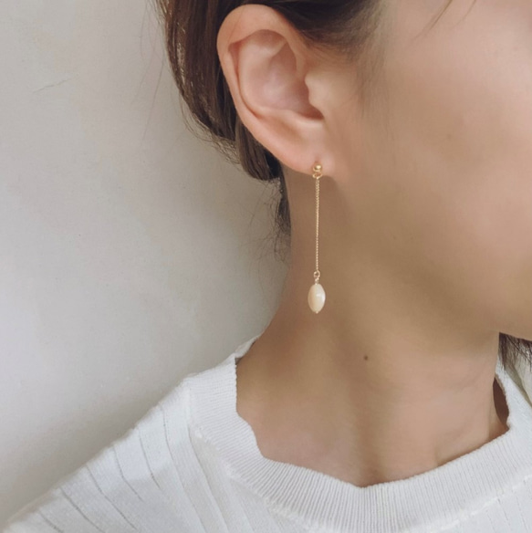 マザーオブパールの揺れるピアス/イヤリング ピアス（フック