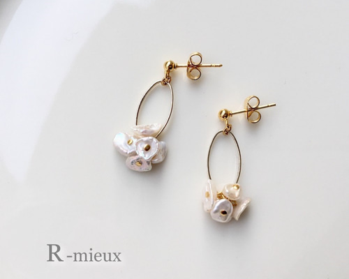 Shashi ピアス フープ 花 淡水パール サークル フローラル 淡水パールの花びらフープピアス/イヤリング ピアス（スタッド