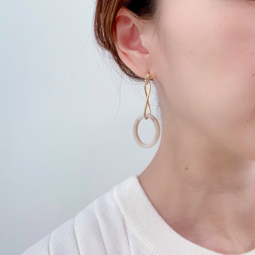 ベージュマーブルのダブルリングピアス/イヤリング ピアス（フック 