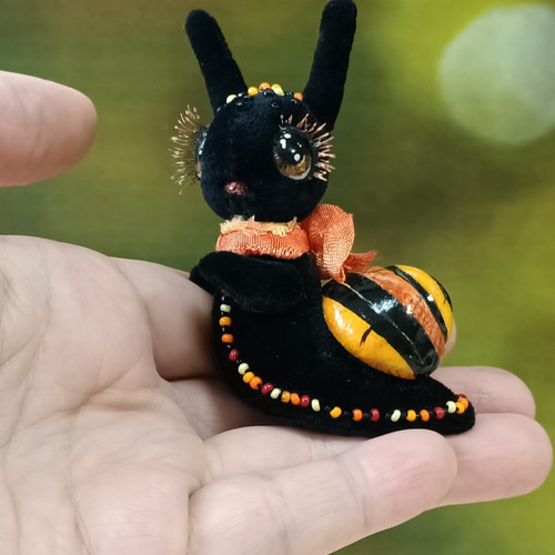 海外アーティストハンドメイド】 本物毛糸編みぐるみカタツムリ