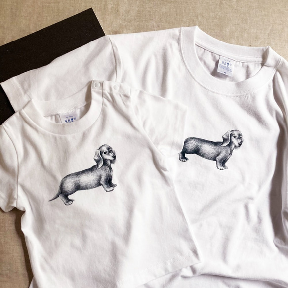 ＜親子ペアセット！ダックスフントTシャツ・ホワイト＞　お揃い　犬　動物　シンプル 1枚目の画像