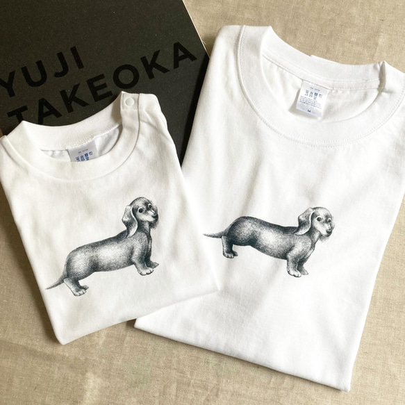 ＜親子ペアセット！ダックスフントTシャツ・ホワイト＞　お揃い　犬　動物　シンプル 2枚目の画像