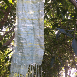 芽映-草木染め手織りシルクストール<29cm幅長さ短め>クサギの水色にノニンジンの黄緑 2枚目の画像