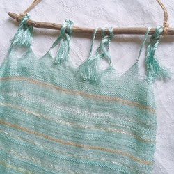 流雲-草木染め手織りタペストリー(シルクと葛糸)クサギの水色に梅のサーモンピンク 4枚目の画像